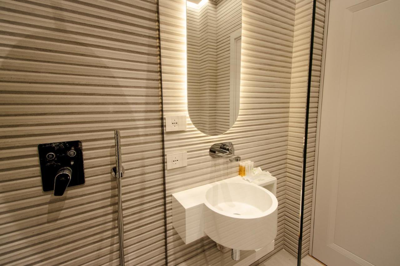 The Crown Boutique Hotel & Spa Tirana Esterno foto