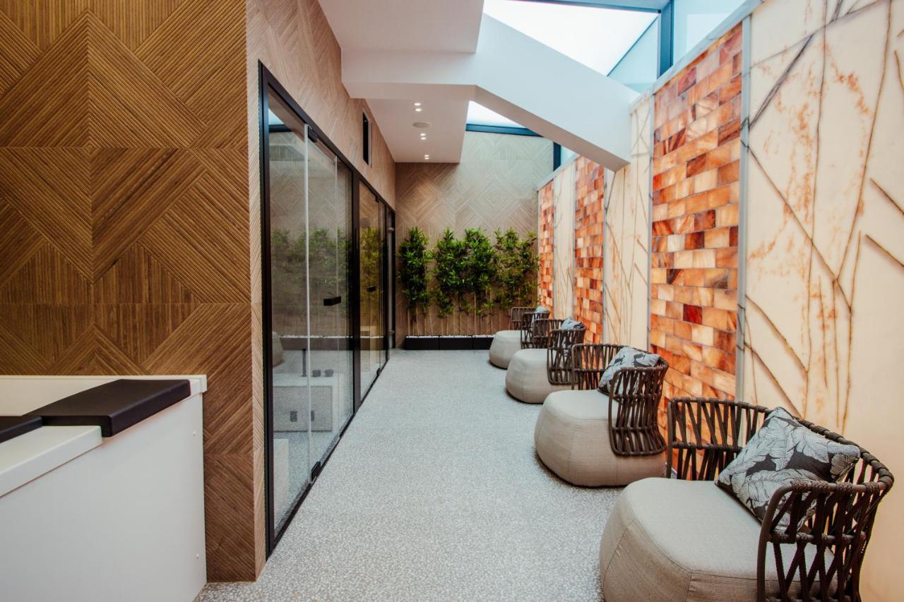 The Crown Boutique Hotel & Spa Tirana Esterno foto