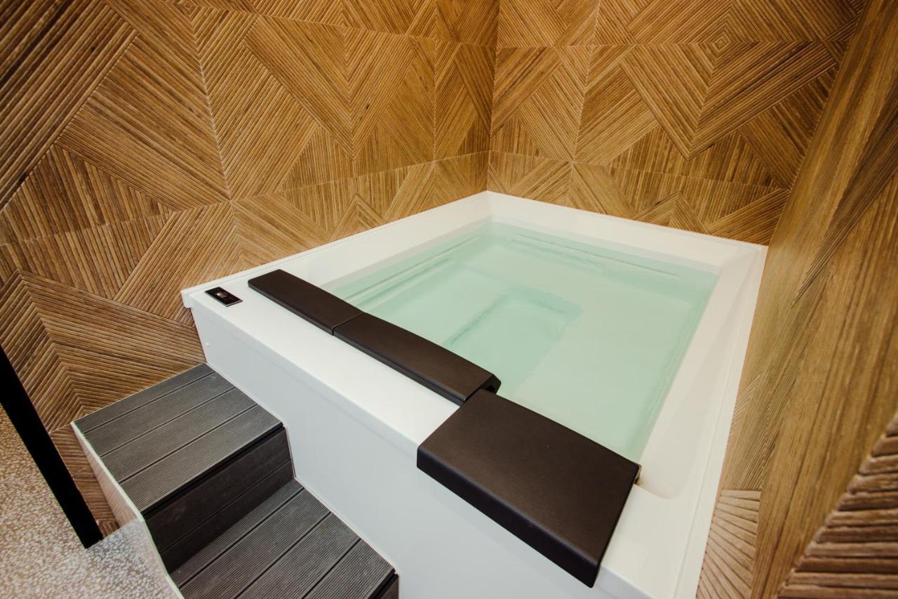 The Crown Boutique Hotel & Spa Tirana Esterno foto
